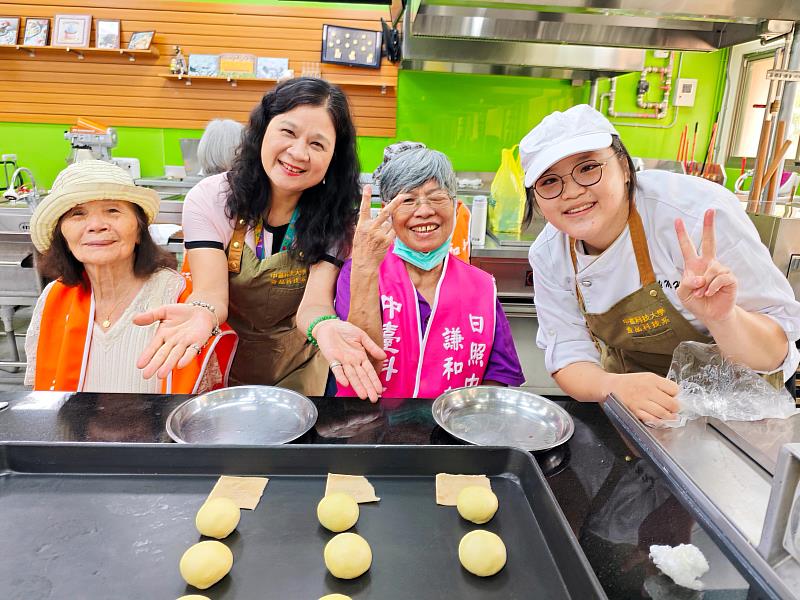 中臺科大陳錦杏校長與食品科技系師生帶領長輩DIY手工烘焙節慶糕點，長輩動手做、學生做中學。