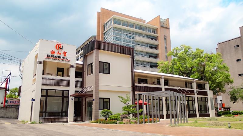 謙和賀日照中心由校內舊有空間活化改建，附設逾200坪戶外景觀庭園，打造校園裡的綠色療癒場域。