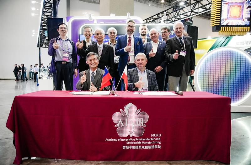 SEMICON Taiwan 2026 開幕,成大半導體學院與波蘭華沙理工大學簽署半導體領域合作意向書,提升台波合作。