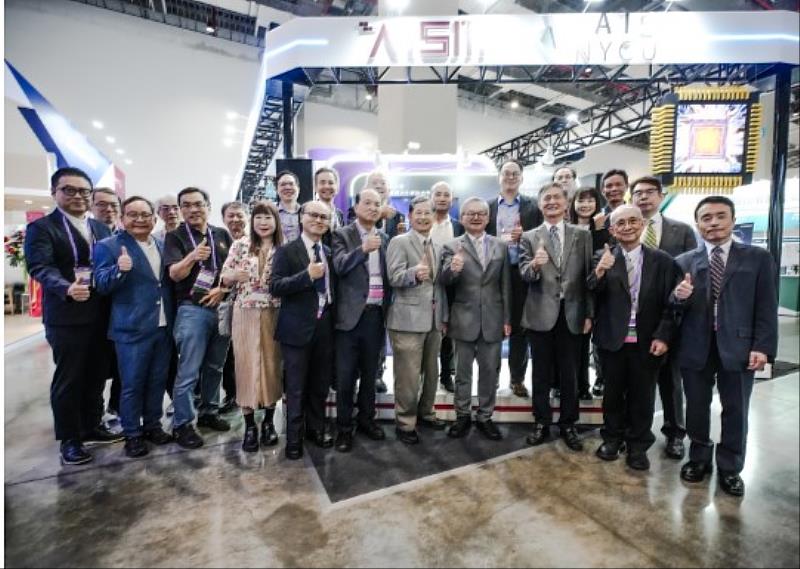 SEMICON Taiwan 2026開幕日,國科會吳誠文主委(前排右4)蒞臨成大展區,肯定成大半導體學院晶創團隊的實力。