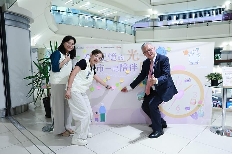 副秘書長李季縈於留言牆留下祝福。