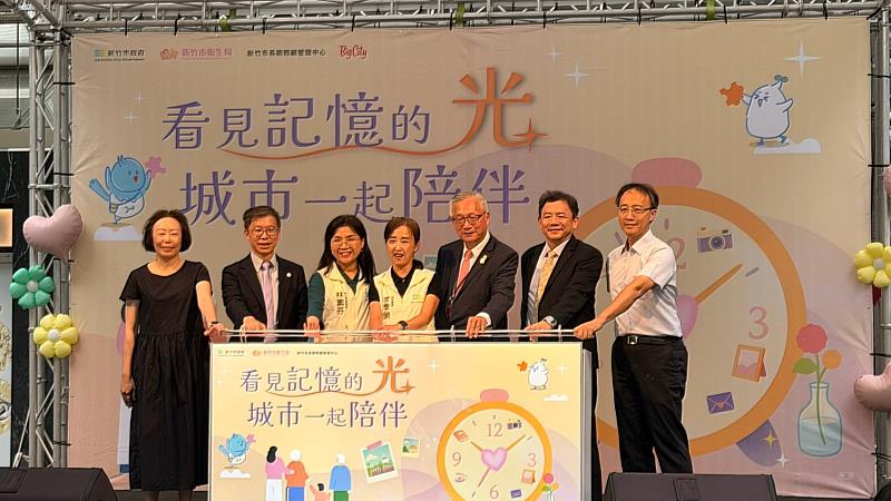 副秘書長李季縈與貴賓共同啟動儀式。