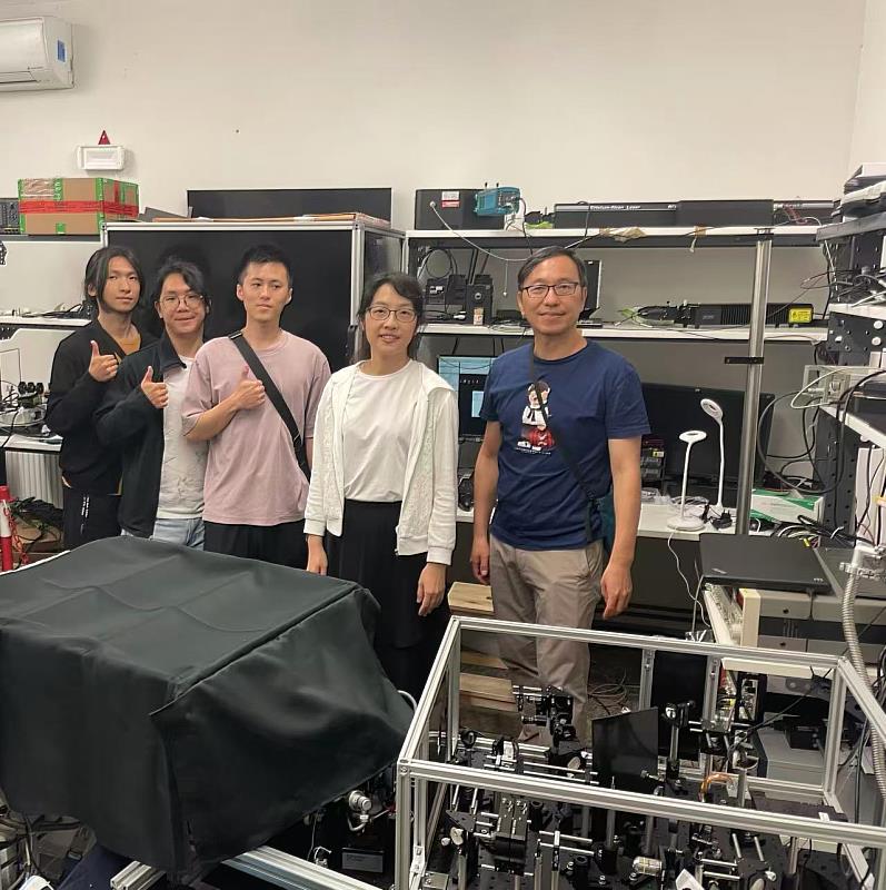 臺師大物理系教師於查理大學實驗室與學生合影。