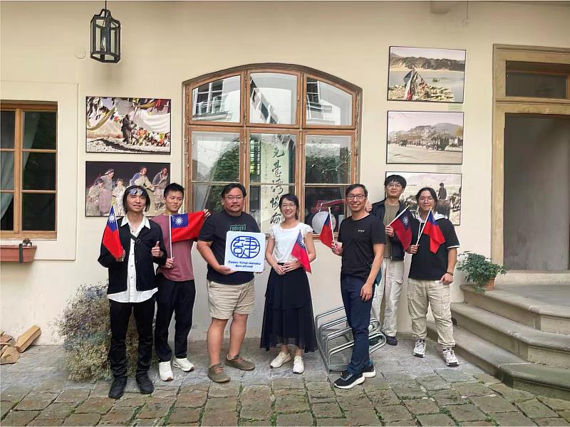 臺師大物理系教師週末帶學生拜訪在布拉格的台灣協會進行文化交流。