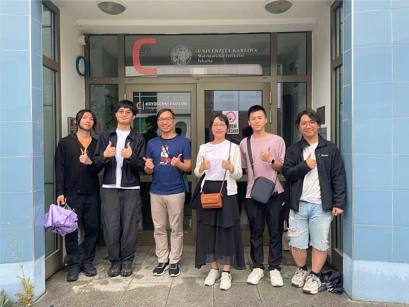 臺師大物理系教師與學生在實習地點合影。