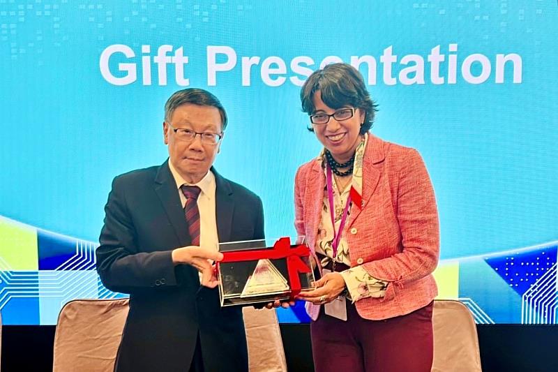 蔡進發校長致贈紀念禮予AWC校長Dr. Reetika Dhawan，象徵兩校合作情誼。