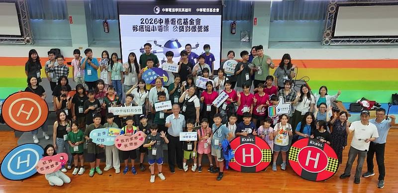 中華電信學院高雄所提供空拍機操作教學,豐富小導演的影像學習及視野。