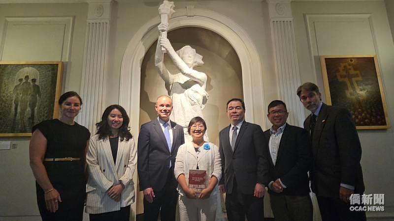 徐佳青與館方代表及華府僑界代表於館內「民主女神像」(Goddess of Democracy)前合影。