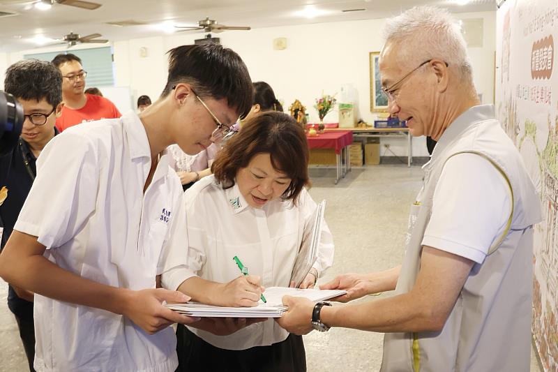 黃敏惠市長親自為學生簽書,留下珍貴紀念。