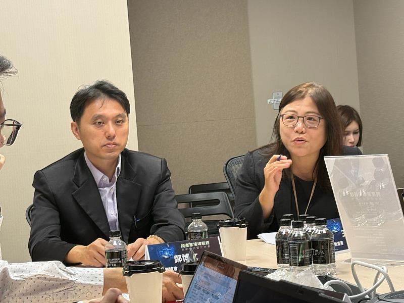 交流會共同主持人，新創總會鄭博文營運長（左）、數位部數位產業署王修怡簡任視察（右）。（圖/新創總會提供）