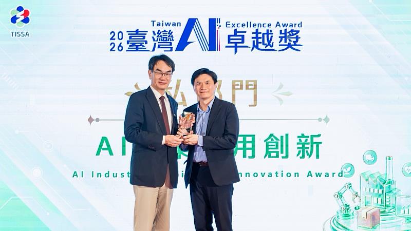 電信業唯一！遠傳勇奪臺灣AI卓越獎「 AI產業應用創新」優勝，透過智慧共杆、智慧樞紐串聯AI應用，驅動城市永續轉型。由數位發展部部長林宜敬（左）頒獎、遠傳資訊暨數位轉型科技群副總經理蔡宏昌代表（右）領獎。