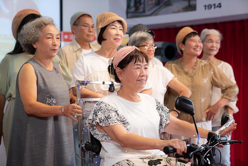 穿上歲月走秀!嘉義「時尚老人」翻開衣櫥時光寶盒