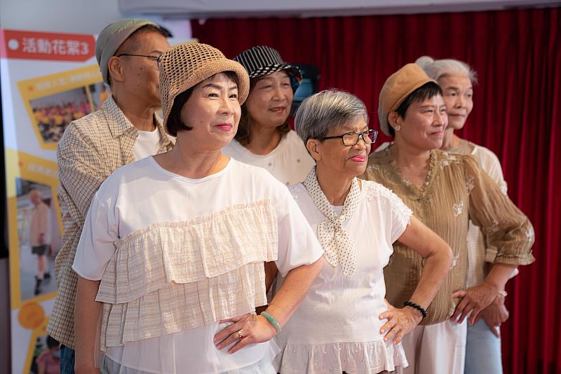 穿上歲月走秀!嘉義「時尚老人」翻開衣櫥時光寶盒
