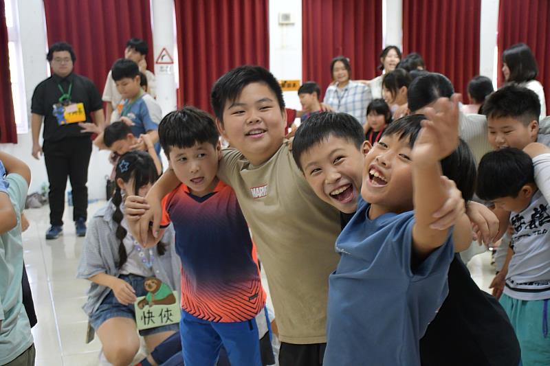南大土撥鼠康輔社陪伴學童學習領導與追隨,在互動中建立默契,收穫成長與笑容。