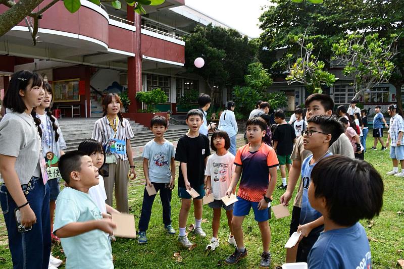 南大土撥鼠康輔社設計人生五關挑戰,陪伴學童勇於嘗試,在遊戲中快樂學習成長。