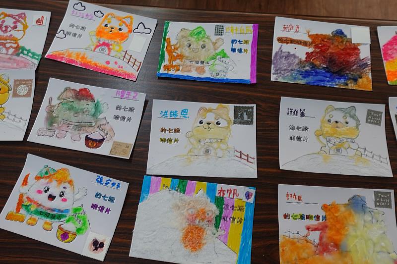 南大帶領學生運用鹽創作特色明信片,結合藝術與在地鹽業文化,展現創意巧思。