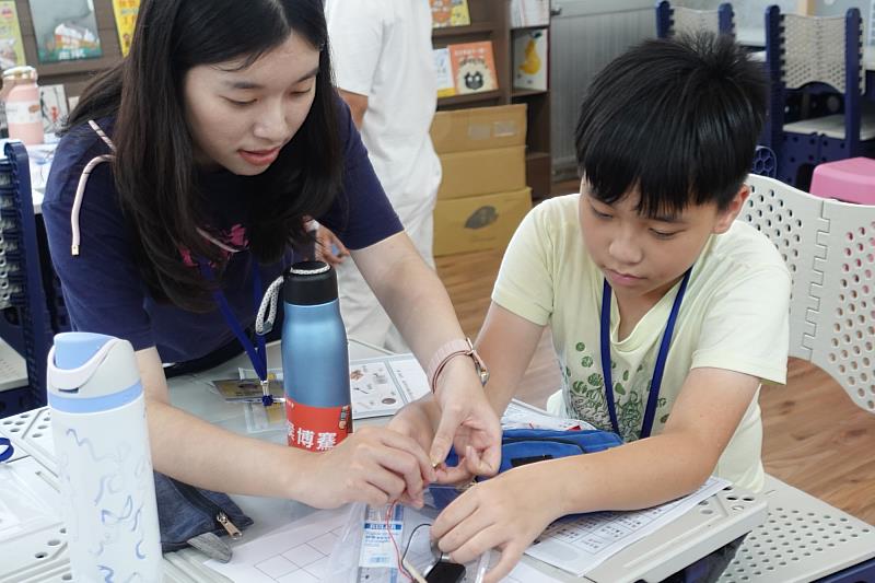 南大師資生引導學生進行鹽水導電實驗,從生活科學探索鹽業知識與學習樂趣。