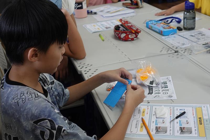 學生動手組裝鹽水動力車,透過南大科學實作課程探索能源原理,培養創新思維。