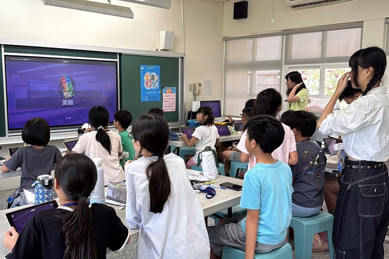南大融入Kahoot數位互動教學,讓學童透過遊戲問答活用英語,提升學習興趣。