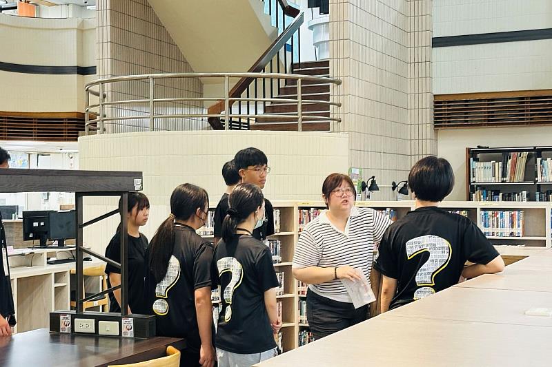 南大圖書館員帶領學員認識研究資源,讓高中生善用大學學術環境探索感興趣的研究主題。