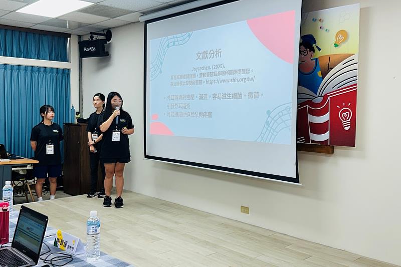 南大青年學者養成營成果發表,學員分享研究問題與分析成果,展現自主學習與團隊合作精神。