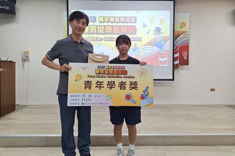南大圖書館鼓勵青年學子勇於探索研究,陳宗禧圖資長頒發青年學者獎予優秀學員。
