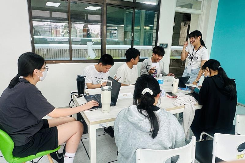 高中生在南大進行研究主題討論與資料蒐集,透過團隊合作將課堂所學實際運用於研究。