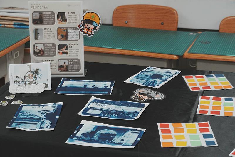 學童展示南大課程創作成果,與師長同學分享獨特作品,展現影像學習的創意成果。