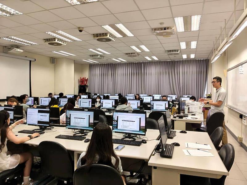 中國科大規劃與設計學院吳育偉老師講授「當工程遇上AI-工程新時代的開始」。(照片/校方提供)