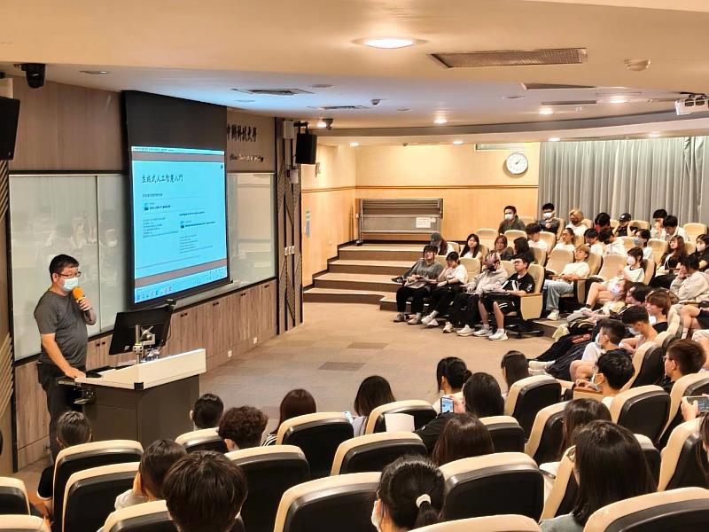 中國科大管理學院阮明燦老師教導學生如何進行AI課程線上學習。(照片/校方提供)