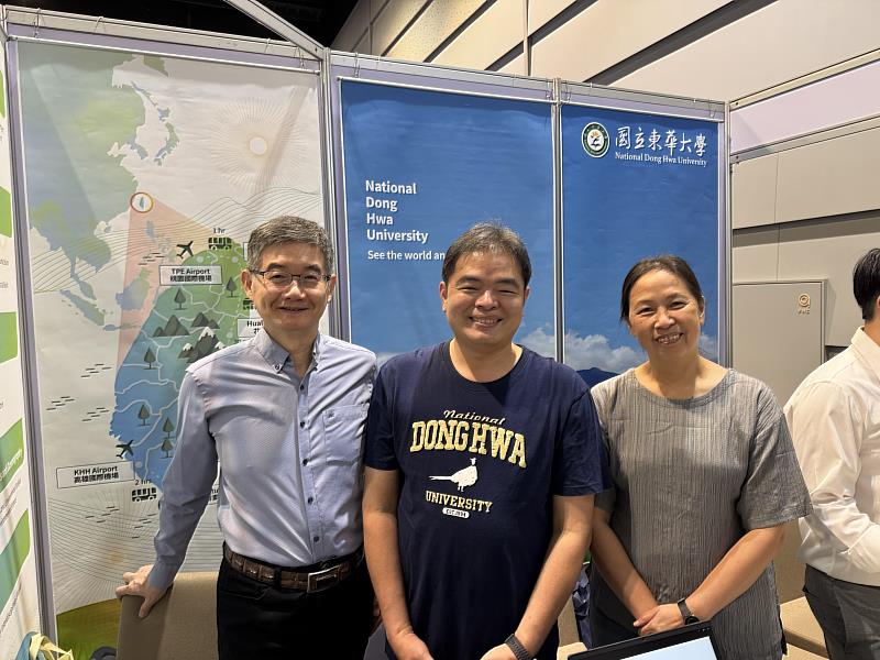 花師教育學院優秀校友特地至東華大學攤位拜訪。