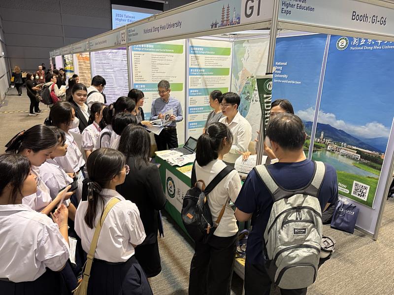 東華大學攤位於活動期間持續吸引參觀者駐足。