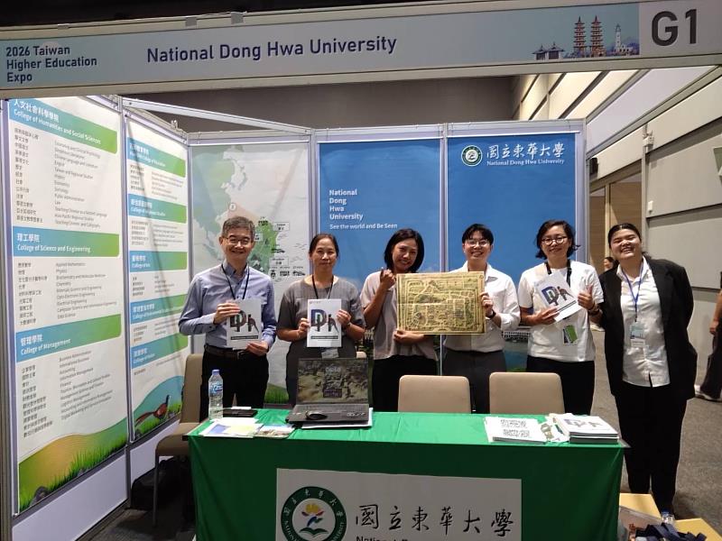 校友與東華大學參展團隊合影。
