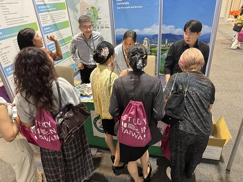 東華大學由郭永綱副校長、環境暨海洋學院陳毓昀副院長率領國際事務處團隊參展,積極向泰國學生及教育界人士介紹東華多元學術領域。