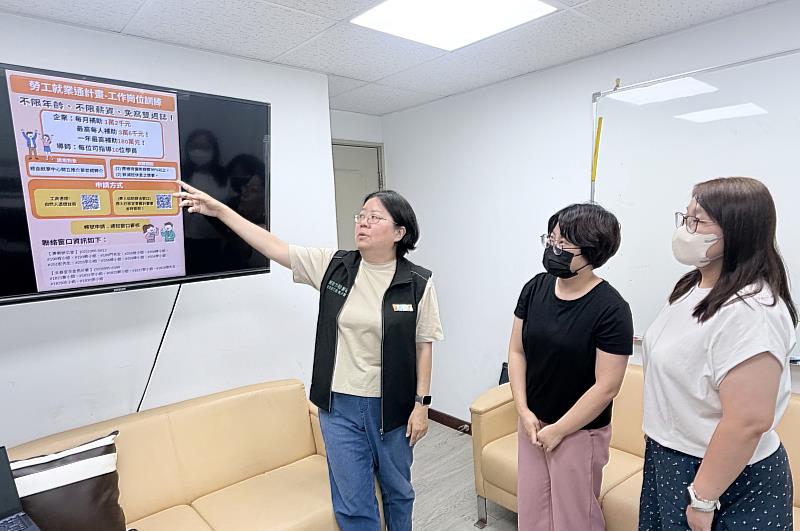 北分署人員(左1)向企業說明勞工就業通計畫內容。