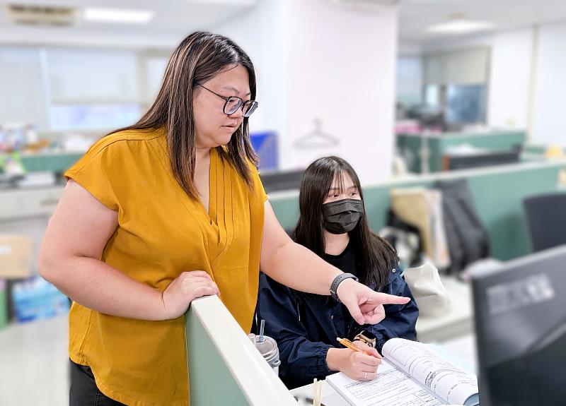 勁豐電子運用北分署「勞工就業通計畫」工作崗位訓練,安排專屬職場導師(左)帶領小雲(右)她參與工程專案。