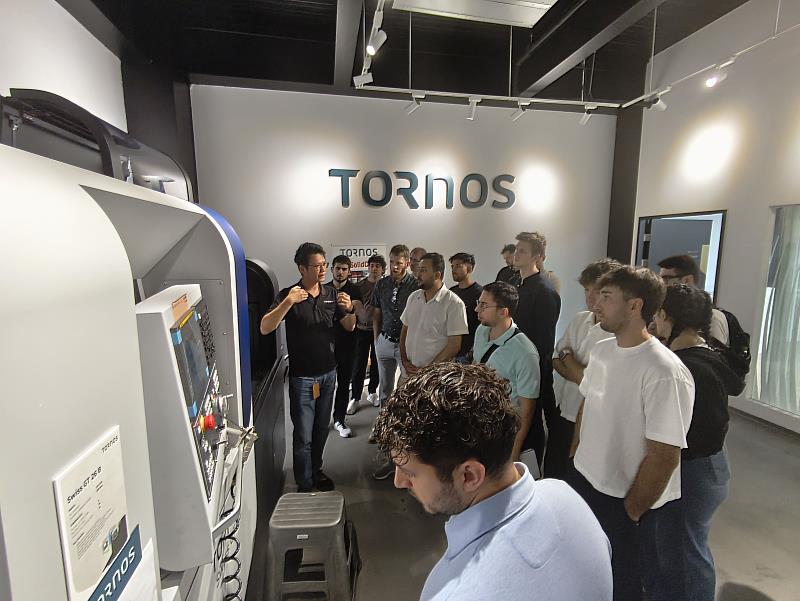 研習營團隊走訪瑞士精密製造企業 Tornos 在臺中后里的據點,實地觀摩高階走心式車床工具機運作,並與產業專家交流臺瑞雙方在技術與管理思維上的磨合與跨國合作。