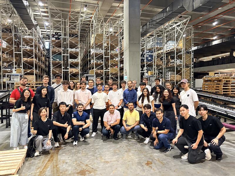 研習營團隊參訪永聯物流開發(ALP)瑞芳物流園區,於高架自動化倉儲與智慧物流設施前合影留念,直擊智慧倉儲與自動化物流應用。