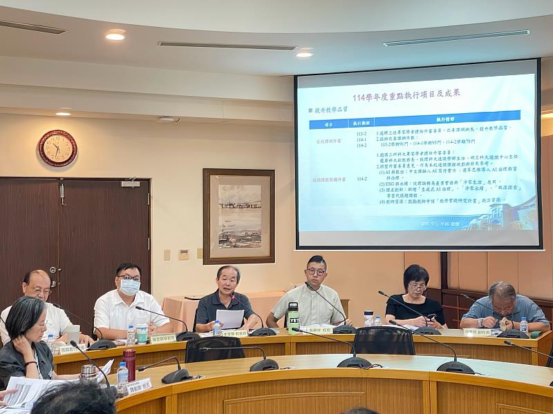李旻陽教務長(右4)將持續推動課程革新,將AI寫作、生成式AI倫理、資料治理、淨零永續及職涯探索等議題融入課程。