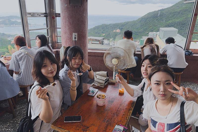 學員們在九份休憩並品嚐在地特色芋圓。