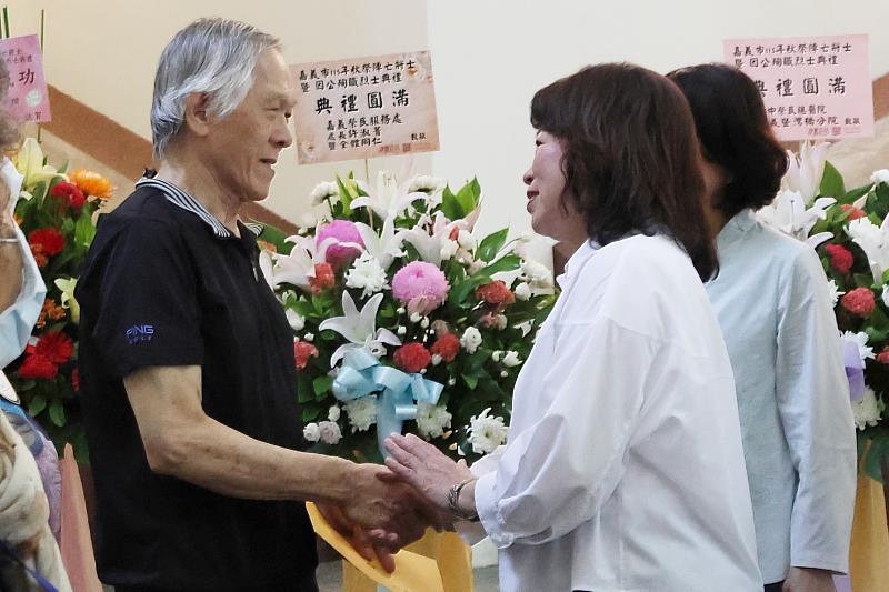 黃敏惠市長代表市府致贈慰問金予烈士遺族,表達關懷與敬意。