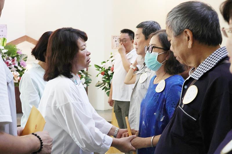 黃敏惠市長代表市府致贈慰問金予烈士遺族,表達關懷與敬意。