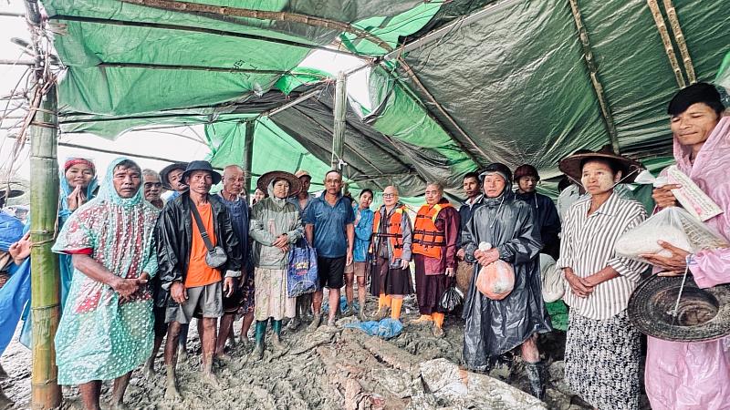 3、緬甸洪患重創家園,災民在泥濘中等待救援。(靈鷲山佛教教團提供)