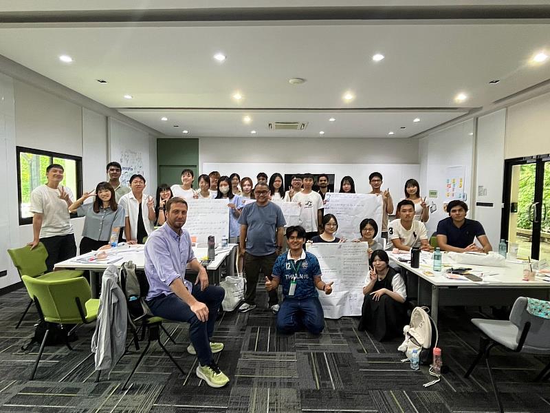 學生針對參訪的泰國社企進行同理心地圖、設計思考等工具，進行社會議題深度討論。