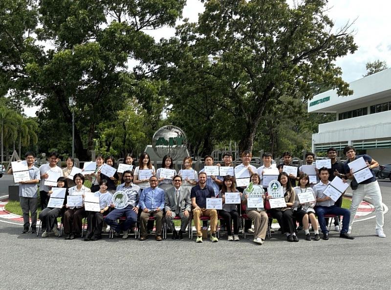 台灣、泰國及巴基斯坦青年於交流營最後一天完成成果發表,並獲頒結業證書。