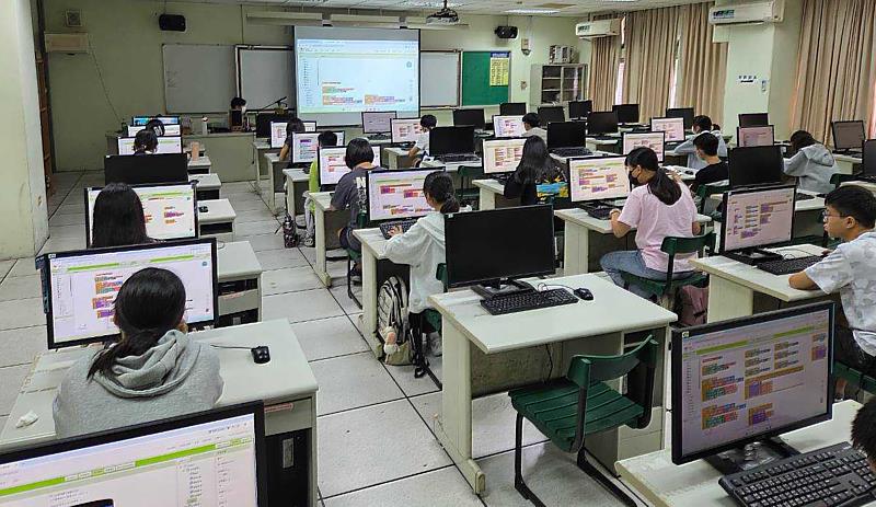 淡江大學攜手高雄3高中舉辦暑期AI資訊夏令營,學生正專注遊戲APP實作課程。(圖/淡江大學提供)