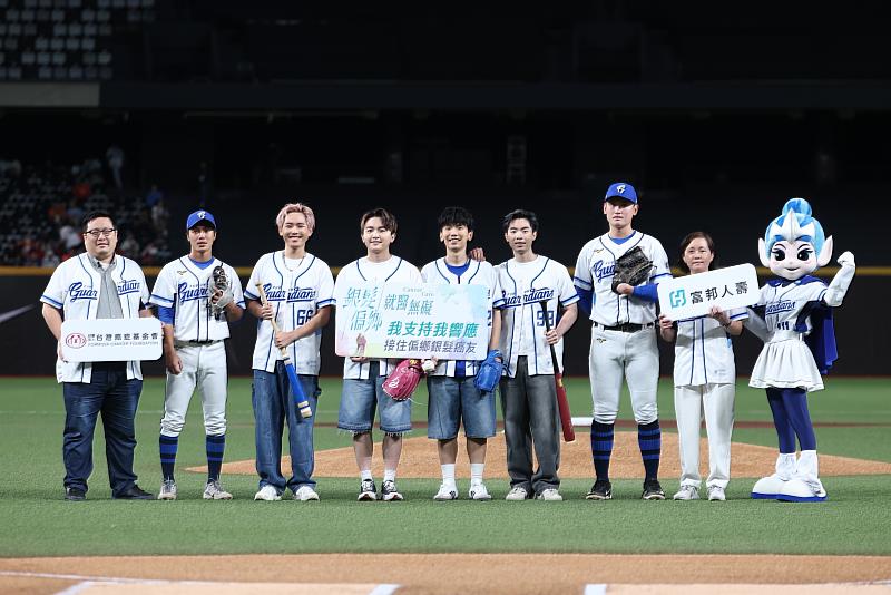 理想混蛋站上臺北大巨蛋為偏鄉癌友開球，台灣癌症基金會攜手富邦人壽，10年守護偏鄉銀髮癌友，號召全民接住長輩就醫路。