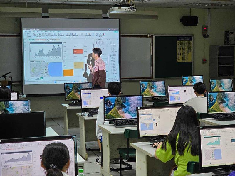 淡江大學攜手高雄3高中舉辦暑期AI資訊夏令營，奠基新生AI素養，圖為陳智揚助理教授講授Power BI課程。（圖／淡江大學提供）