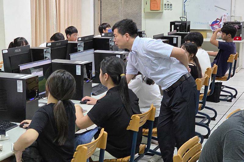 淡江大學攜手高雄3高中舉辦暑期AI資訊夏令營,圖為鄭元成助理教授正指導學生操作。(圖/淡江大學提供)