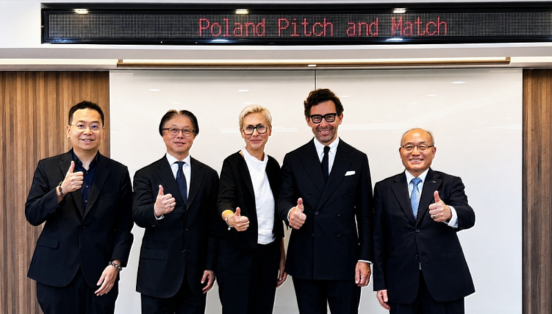 IEAT黃文榮秘書長(右起)、波蘭投資貿易局(PAIH)總裁Artur Osuchowski、波蘭台灣工商會(PTCIC)會長Agnieszka Sygitowicz及IEAT理監事合影。